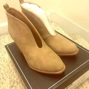 Qupid taupe distress booties size 8.5. NIB